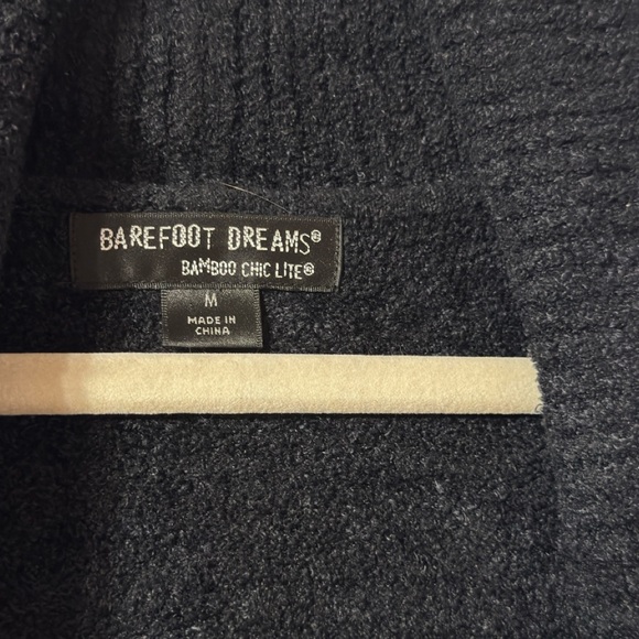 Barefoot Dreams Bamboo Chic Lite
Cardigan Sz M - Picture 4 of 5
